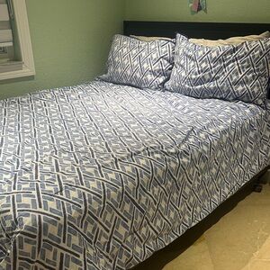 SIMMONS BEAUTY REST DO NOT DISTURB MATTRESS INCUDES HEADBOARD MATTRES AND FRAME